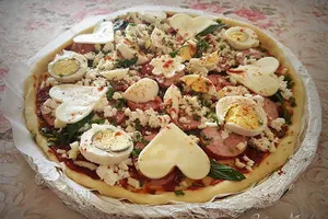 Хрупкава пица с колбас, сирене и яйца