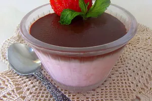 Йогурт панакота с ягоди и шоколадов ганаш