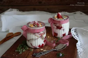 Десерт с ягоди и квасена сметана с бял шоколад