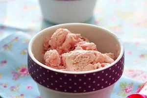 Сладоледено кисело мляко с ягоди