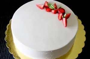 Йогурт торта с ягоди и босилек