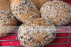 Пълнозърнест хляб и хлебчета с брашно от спелта и семена