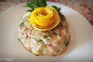 Картофена салата с червен лук, подправки и риба тон