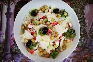 Зеленчукова салата с крутони, рулца от раци и сирене кефалотири