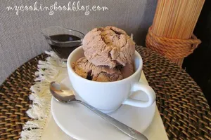 Сладолед Мока (без яйца) с шоколадов сос
