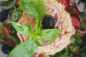 Доматена салата с босилек, червен лук и риба тон