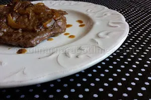 Мариновани телешки пържоли с червен лук