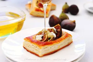 Бутерки със смокини и мед 
