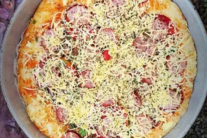 Пица от бирено тесто с домати, червен лук, наденица и кашкавал