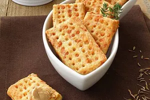 Солени крекери със сирене Пармезан и Чедър