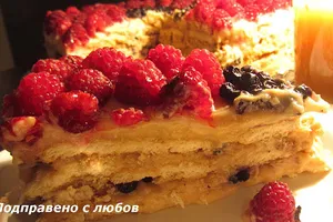 Бисквитена торта без печене с карамелен млечно - яйчен крем и пресни малини 