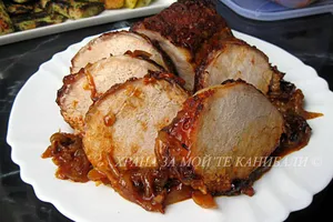Паприковано свинско филе с карамелизиран лук
