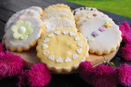 Маслени бисквити със захарна глазура